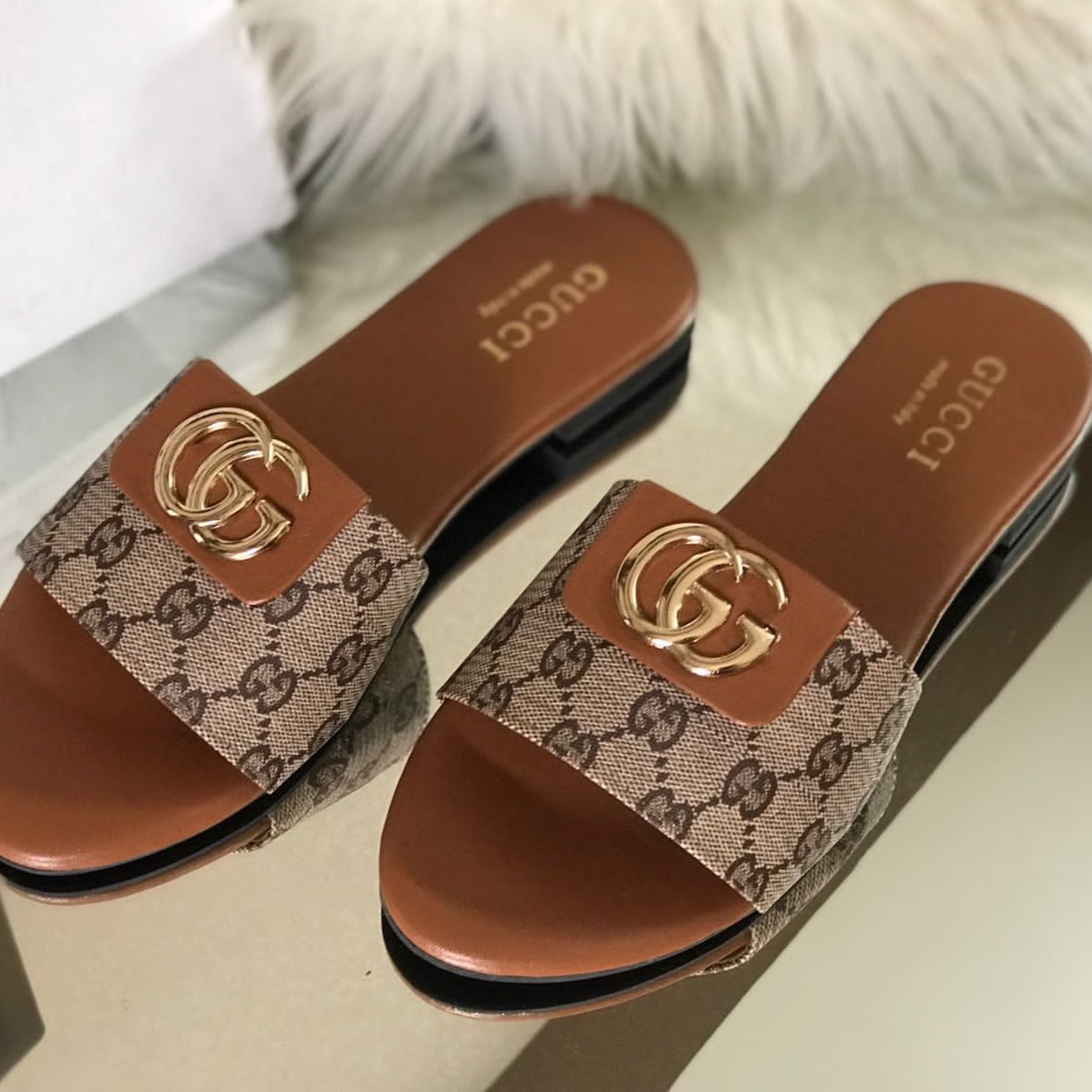 Gucci Ladies Slipper - Gucci Logo Design