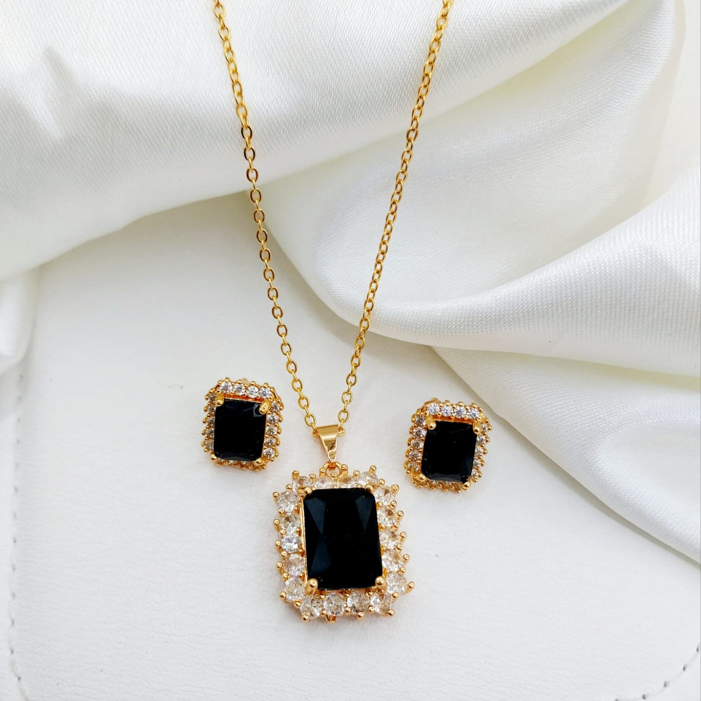 Elegant Locket Set (Gold Plated)